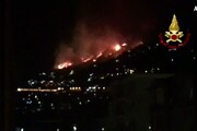 Incendio nella notte alle porte di Palermo, evacuate 70 persone