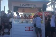 Salvini in consolle al Papeete sulle note dell'inno di Mameli