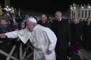 Papa Francesco si divincola da fedele troppo espansiva