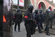 Parigi, continuano gli scontri tra fiamme e gas lacrimogeni