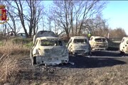 Tentato assalto a portavalori, le immagini delle auto bruciate