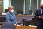 Effetto Covid, Merkel evita il gomito di Conte