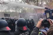 Berlino, polizia disperde manifestanti anti-lockdown: usati idranti e lacrimogeni