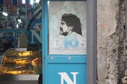 Morto Maradona: la sua immagine nei murales di Napoli