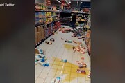 Terremoto in Croazia, bottiglie cadute dagli scaffali nelle corsie di un supermercato