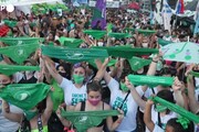 Argentina, attivisti pro-choice e anti-aborto manifestano fuori dal Senato