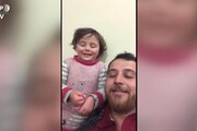 Siria, parla il papa' che fa ridere la figlia durante i bombardamenti