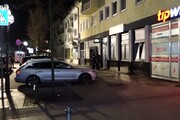 Sparatoria ad Hanau, i rilievi della polizia sui luoghi della strage