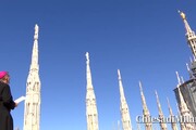 Coronavirus, l'arcivescovo di Milano prega sul tetto del Duomo