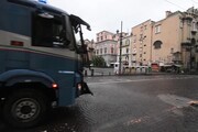 Coronavirus, la polizia sanifica le strade di Napoli