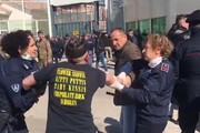 Coronavirus, rivolta al carcere di Foggia: detenuti si arrampicano sui cancelli