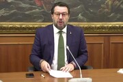 Esordio con gli occhiali per Salvini: 'Gli anni passano'