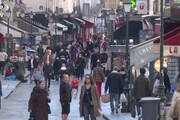 Coronavirus, i parigini non rinunciano agli acquisti: strade piene