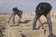 Coronavirus, a Gaza 'State a casa' scritto con la sabbia