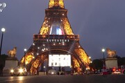 Coronavirus, la Tour Eiffel si illumina per omaggiare i lavoratori essenziali