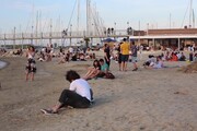 Fase 2, a Rimini ragazzi in spiaggia si godono aperitivo e liberta' post quarantena