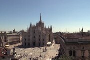 'Abbraccio Tricolore', le Frecce sorvolano il duomo a Milano