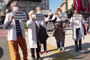 Coronavirus, la protesta dei medici di Buenos Aires in strada