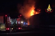 Incendio nel Vicentino, distrutta un'azienda tessile