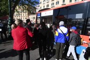 Fase 2 a Napoli, controlli per salire sull'autobus: la coda di passeggeri