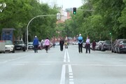 Coronavirus, a Madrid gli anziani passeggiano per le strade