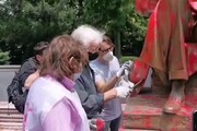 Montanelli, un gruppo di cittadini volontari ripulisce la statua imbrattata