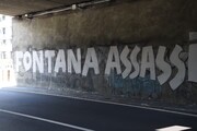 Murale contro Fontana 'assassino' e Sala 'zerbino' a Milano