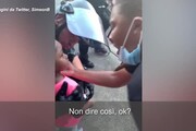 La bambina si spaventa alla vista del poliziotto, lui la consola: 'Siamo qui per proteggerti'