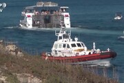 Migranti, non si arresta l'arrivo di barche a Lampedusa