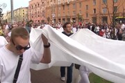 Bielorussia, manifestanti abbracciano gli agenti e depositano fiori nei loro scudi