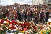 Minsk, folla depone fiori dove e' morto un manifestante