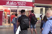 La rabbia dei passeggeri: 'Treni cancellati dal giorno alla notte'