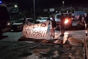Lampedusa, abitanti protestano durante lo sbarco dei migranti