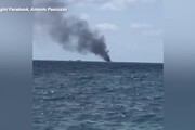 Crotone, prende fuoco barca con migranti: 3 morti e un disperso