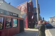 Usa, enorme murale di Ruth Bader Ginsburg a Washington