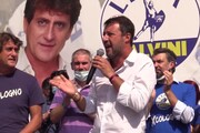 Salvini contestato a Cologno cita Oscar Wilde: 'Mai mettersi a litigare con un idiota'