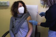 L'infermiera che somministra i vaccini: 'Dopo tanti anni pungere torna ad emozionarmi'