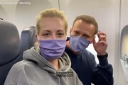 Navalny posta video con la moglie su Instagram: 'Portateci una vodka, stiamo tornando a casa'