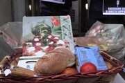 Milano, ristoratori consegnano cesti di cibo al Prefetto in segno di protesta