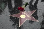 Larry King, fiori lasciati sulla sua stella a Hollywood