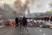 Olanda, scontri tra manifestanti e polizia durante le proteste contro il coprifuoco