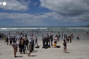 Covid, Citta' del Capo: i residenti infrangono il divieto di frequentare le spiagge