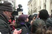 Londra, folla esulta davanti al Tribunale che ha bloccato l'estradizione di Assange