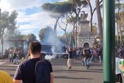 Lacrimogeni e idranti sui manifestanti No green pass a Roma