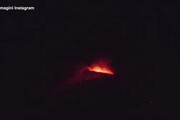 Etna, eruzione spettacolare e alta colonna di fumo