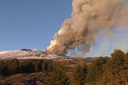 Etna: spettacolare eruzione, alta colonna fumo