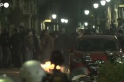 Barcellona, incendi e scontri durante le proteste per l'incarcerazione di Pablo Hasel