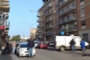 Tabaccaio ucciso a Foggia: dopo gli arresti la polizia sfila a sirene spiegate