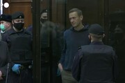 Alexei Navalny e il gesto d'amore: disegna dalla cella del Tribunale un cuore per la moglie