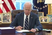 Usa, Biden firma il piano Covid da 1.900 miliardi